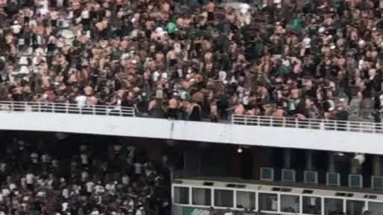 Caen aficionados de tribuna en Argel; tres muertos y 70 heridos