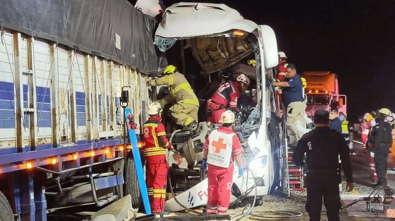 Camionazo deja dos muertos y 35 heridos sobre Zaragoza-Victoria