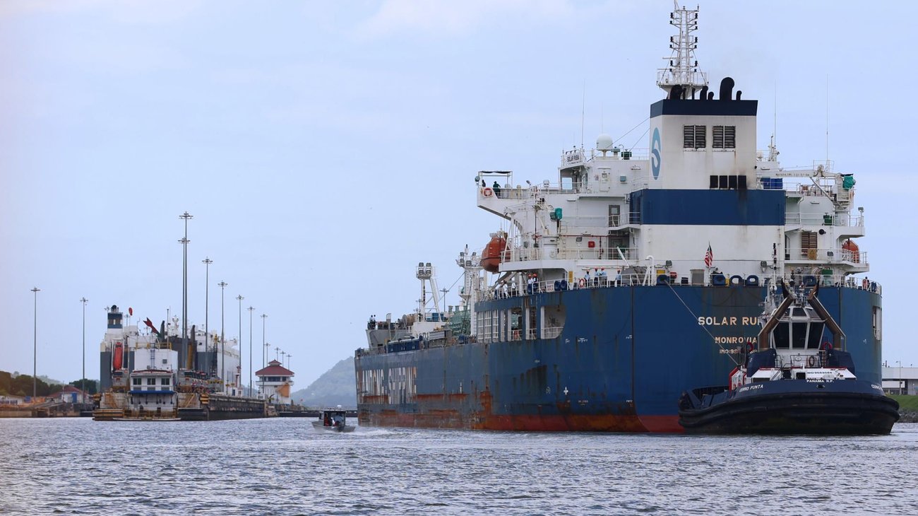 Buque paga 5,3 millones de dólares para cruzar el Canal de Panamá