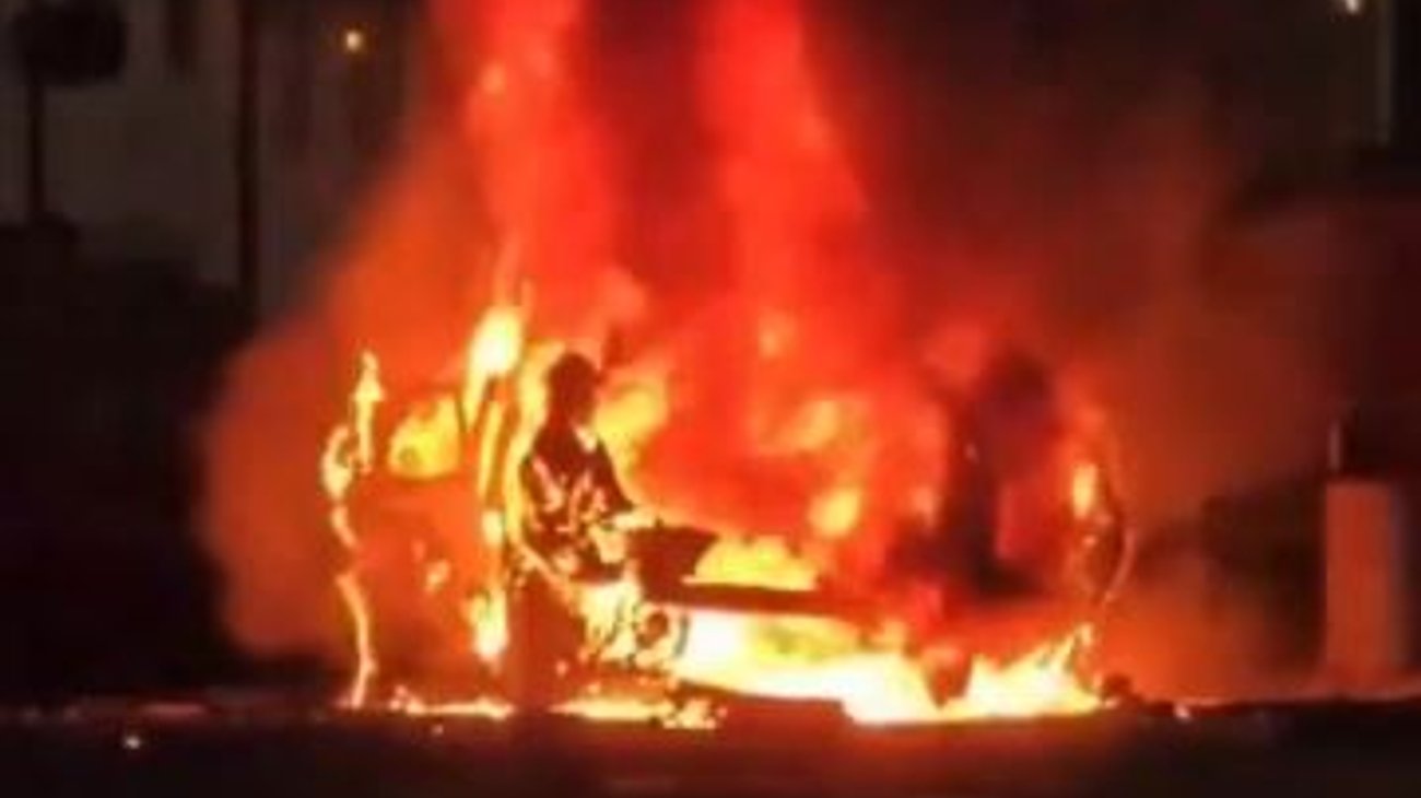 Coche bomba estalla frente a comisaría en Irlanda del Norte