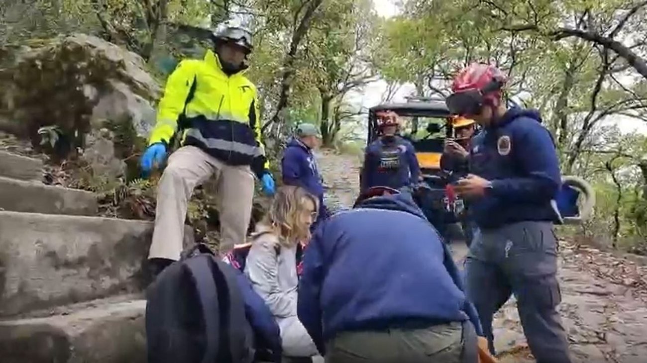 Rescatan a mujer tras caída en el Cerro de la Silla