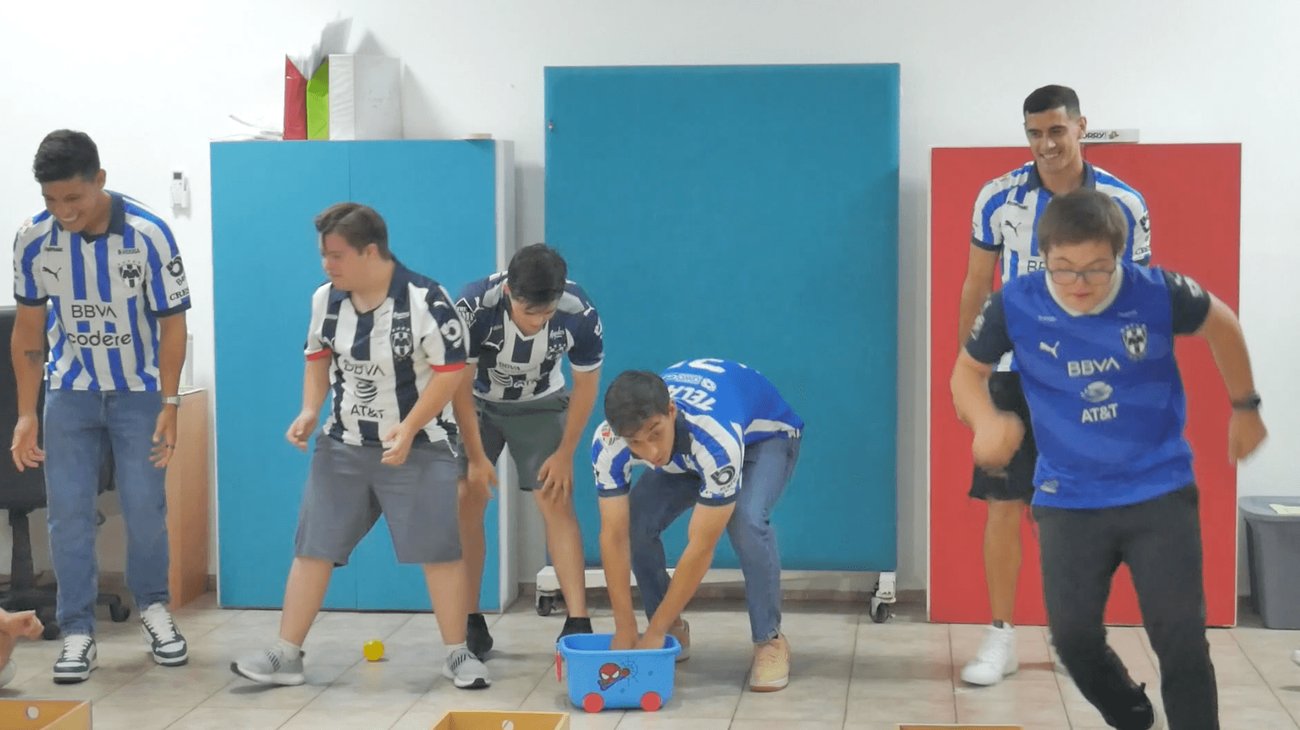 Niños de Instituto Down llenaron de alegría a los Rayados