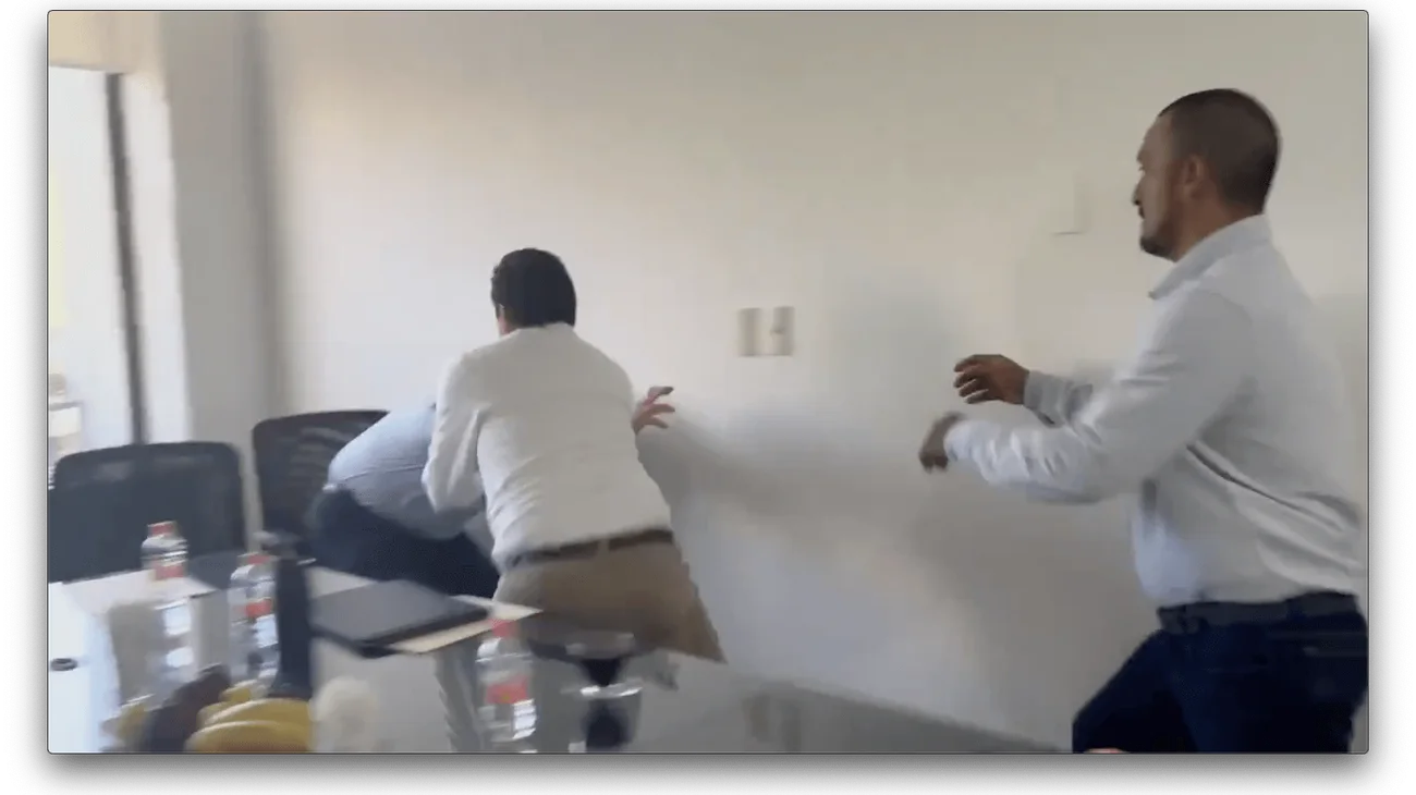 Exfuncionario golpea a diputado en Congreso de Chiapas