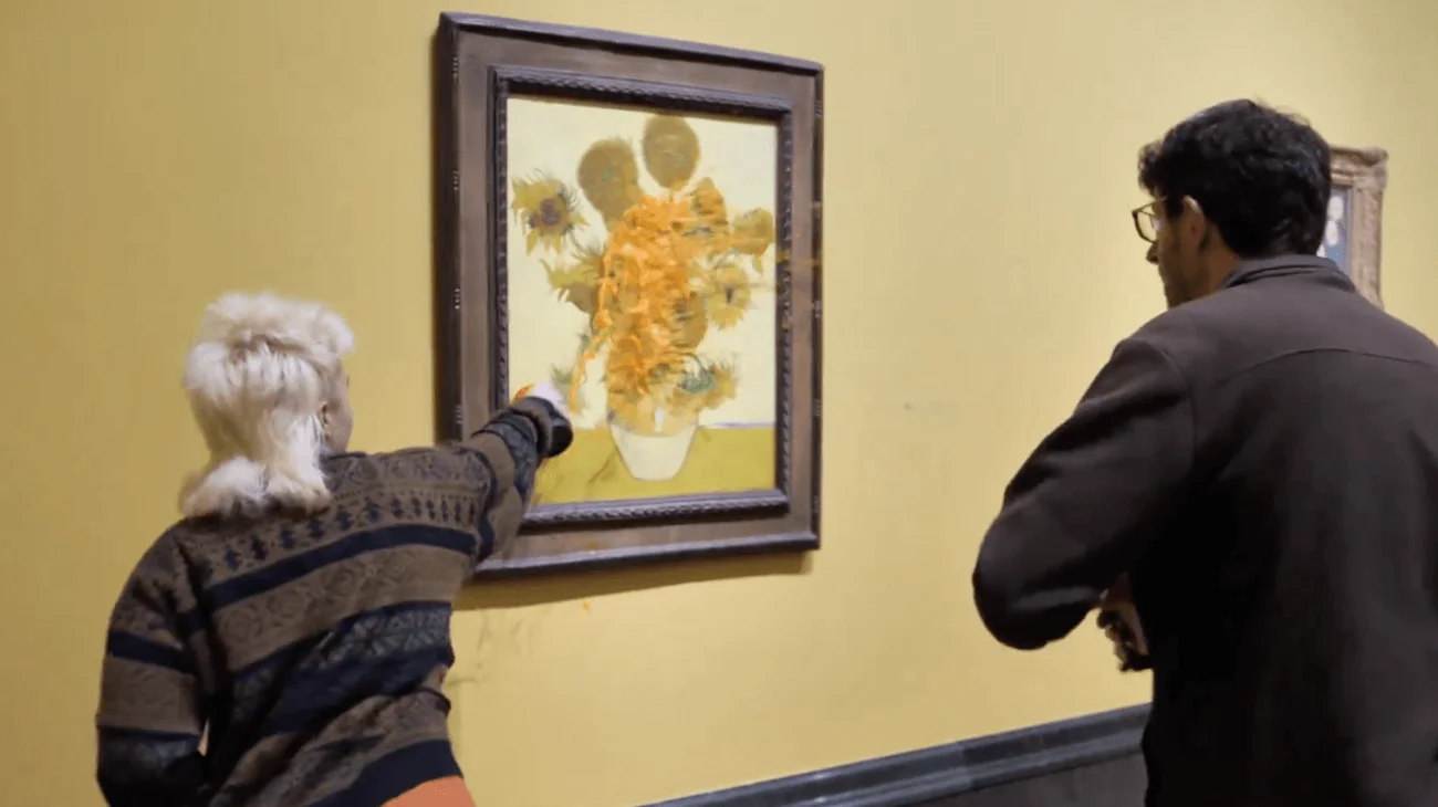 Vuelven activistas a tirar sopa a obras de Van Gogh