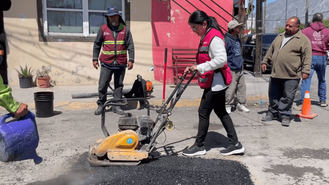 Santa Catarina acelera reparación de baches en colonias