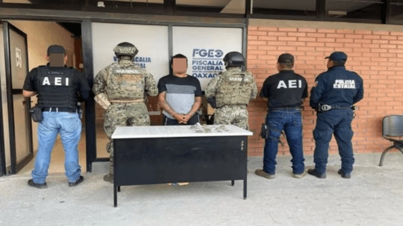 Detienen a dos con armas y droga en Juchitán, Oaxaca