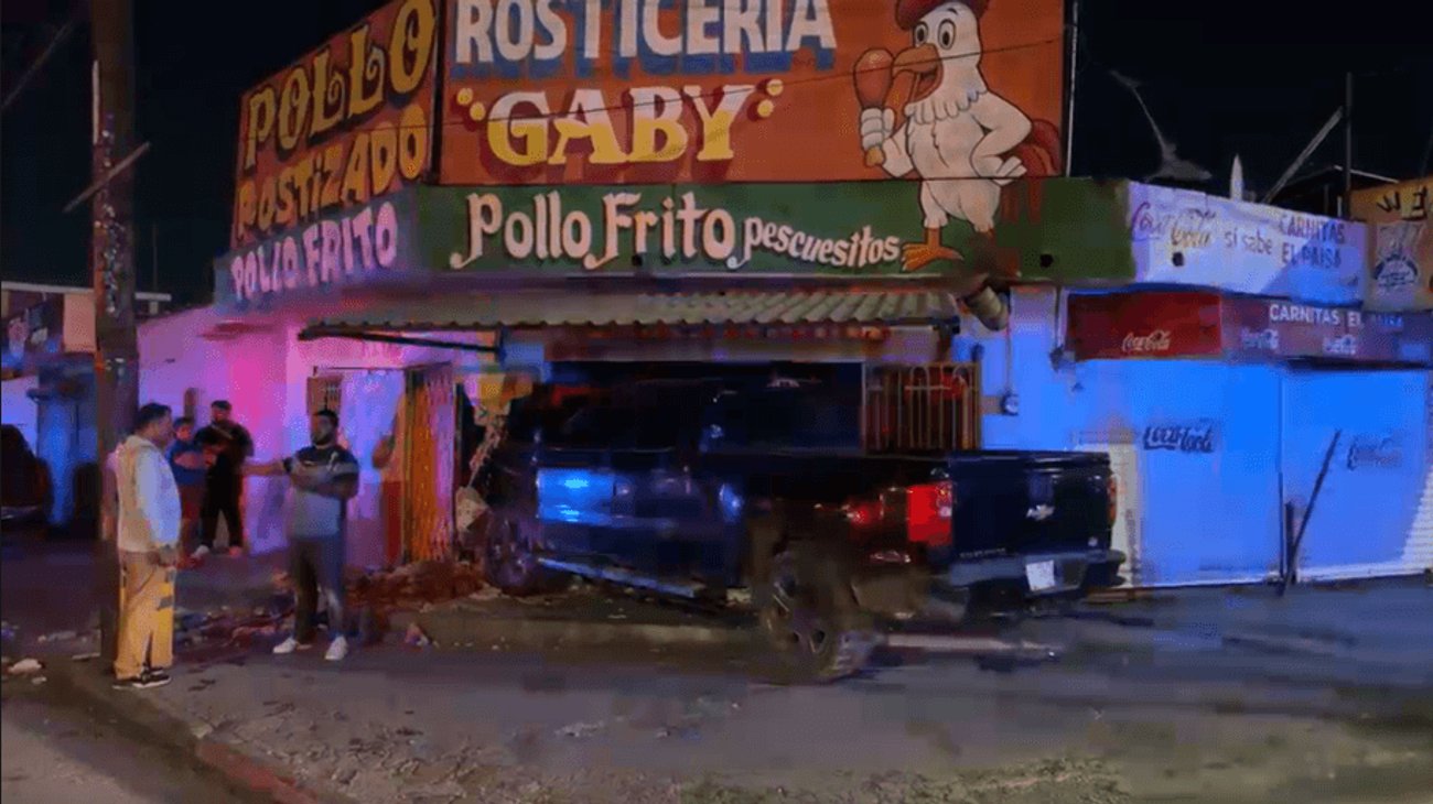 Dormita al volante y se impacta contra rosticería en San Bernabé