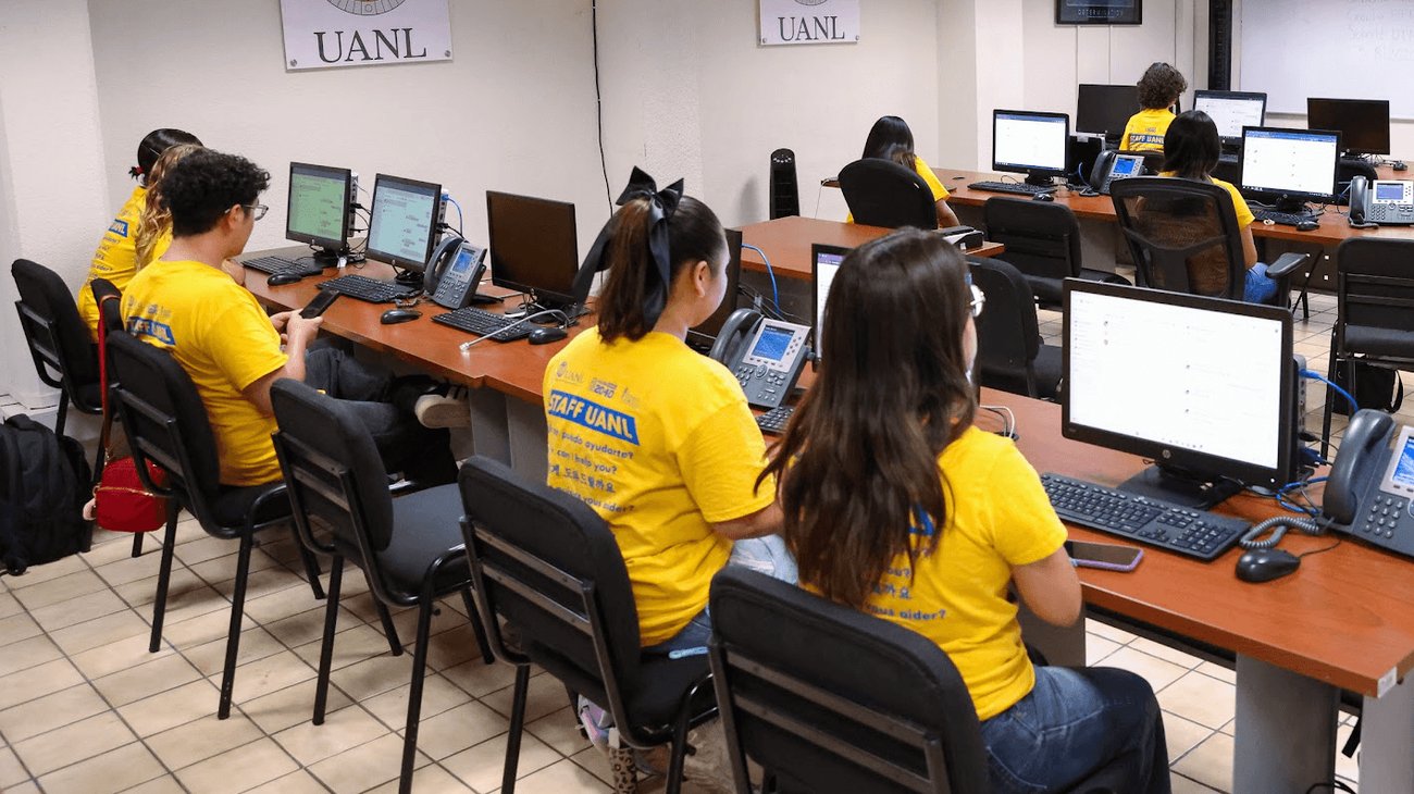 Estudiantes de la UANL apoyan a turistas durante el Mundial FIFA™