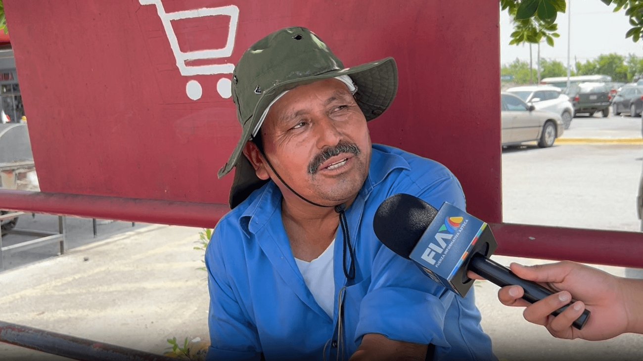 Enfermedad lo dejó sin empleo y hoy sobrevive como 'viene viene'