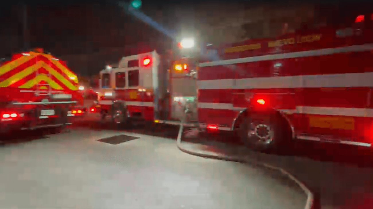 Arden ocho vehículos durante incendio en tarimera de Apodaca
