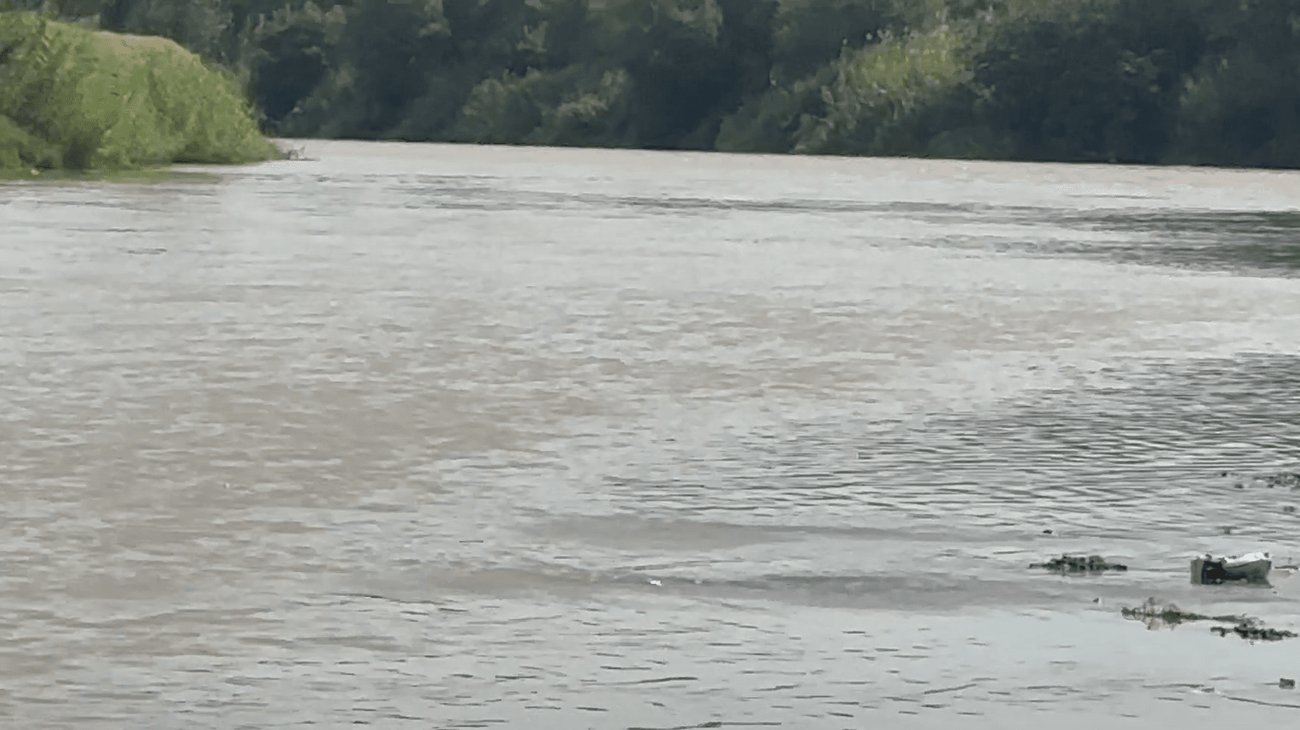 Aumenta nivel del Río Bravo y familias aún ingresan al agua