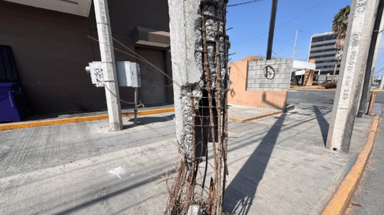 Poste fracturado en Escobedo pone en riesgo a peatones