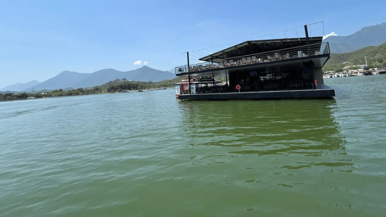 Presa La Boca atrae a turistas con restaurante flotante
