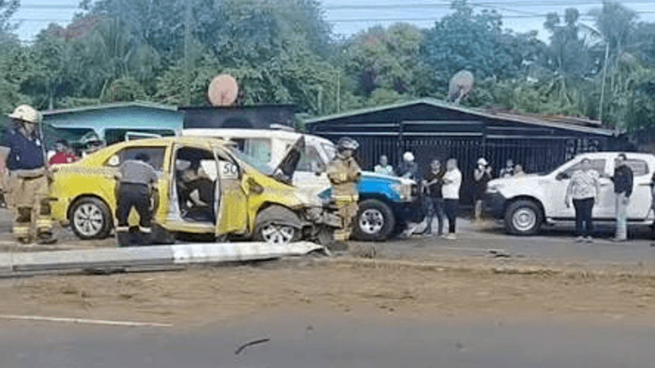 Choque entre taxi y furgoneta deja 4 muertos en Ecuador