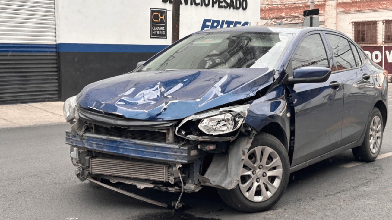 Motociclista choca contra vehículo y resulta gravemente herido