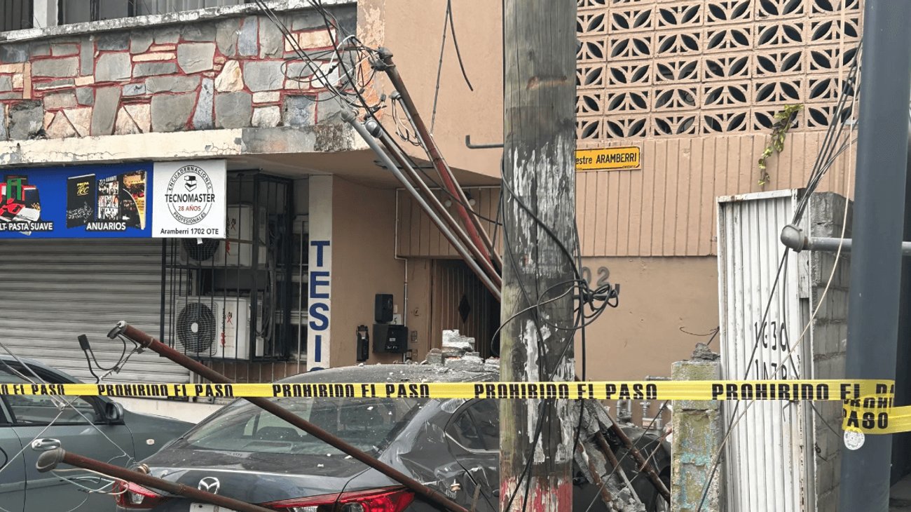 Camión choca con poste y se da a la fuga; deja a vecinos sin luz
