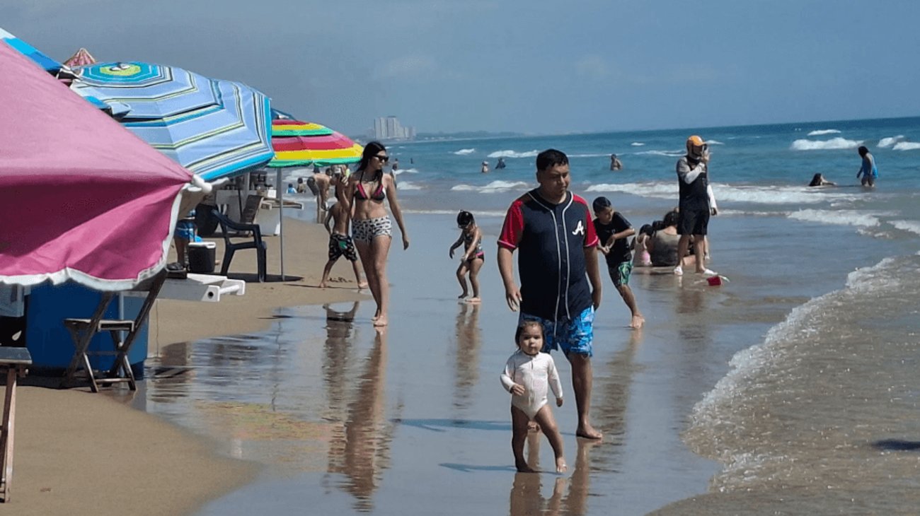 Toldos y sombrillas generan desorden en Playa Miramar