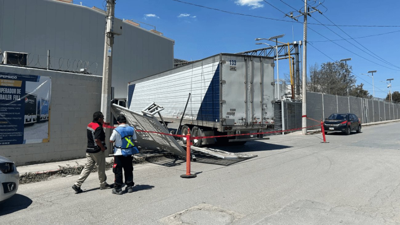 Tráiler provoca daños tras quedar sin control en una fábrica