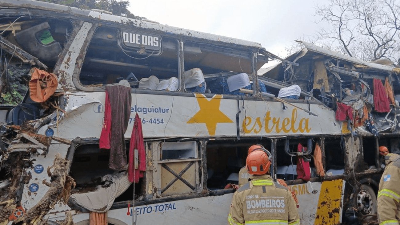 Volcadura de autobús deja 10 muertos y 37 heridos en Brasil