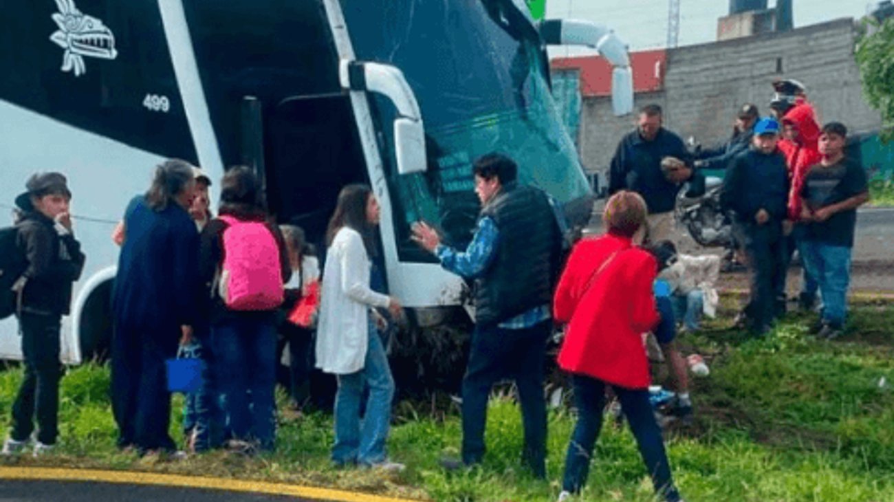 Accidente deja 12 heridos en la carretera México-Pirámides