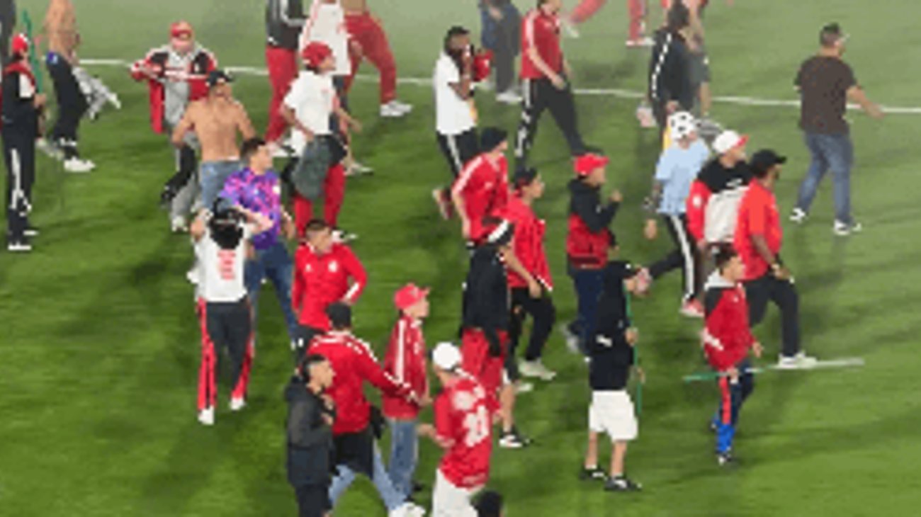 Barristas protagonizan enfrentamiento en estadio de Colombia