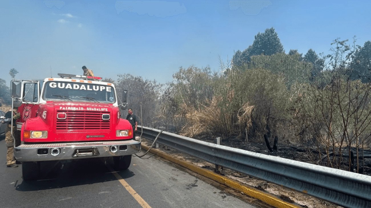 Incendio consume vegetación en el río Santa Catarina en Guadalupe