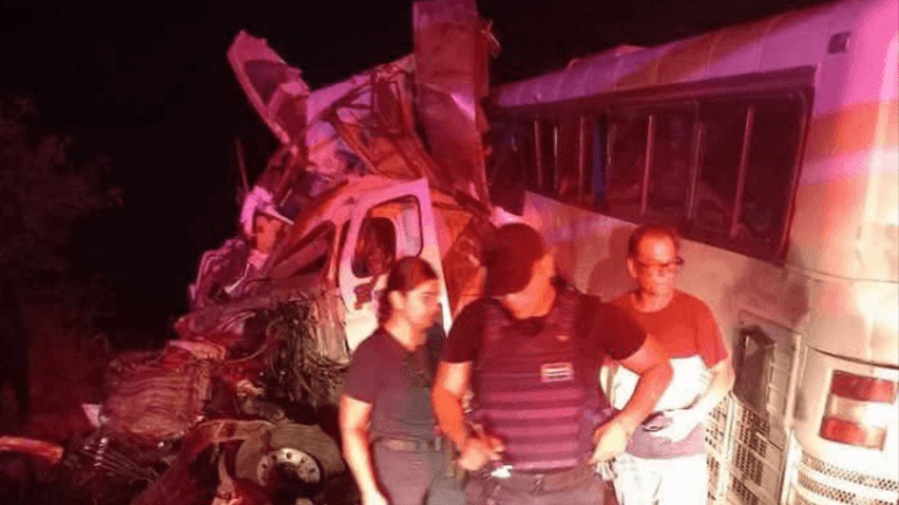 Choque de autobús y tráiler deja cuatro muertos en Nayarit