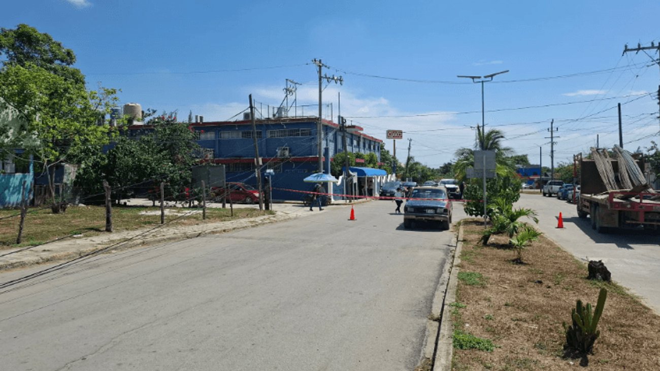 Camión derriba tres postes y causa daños en Altamira
