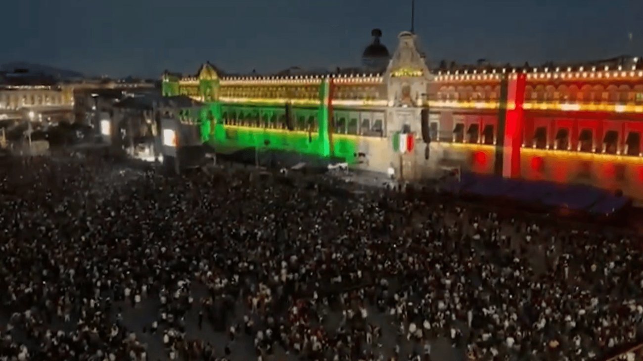 Reúne Zócalo a más de 100,000 personas por el Grito