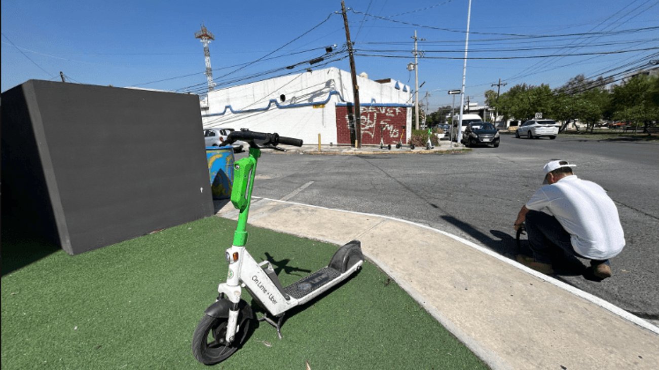 Peatones piden ordenar estacionamiento de scooters eléctricos