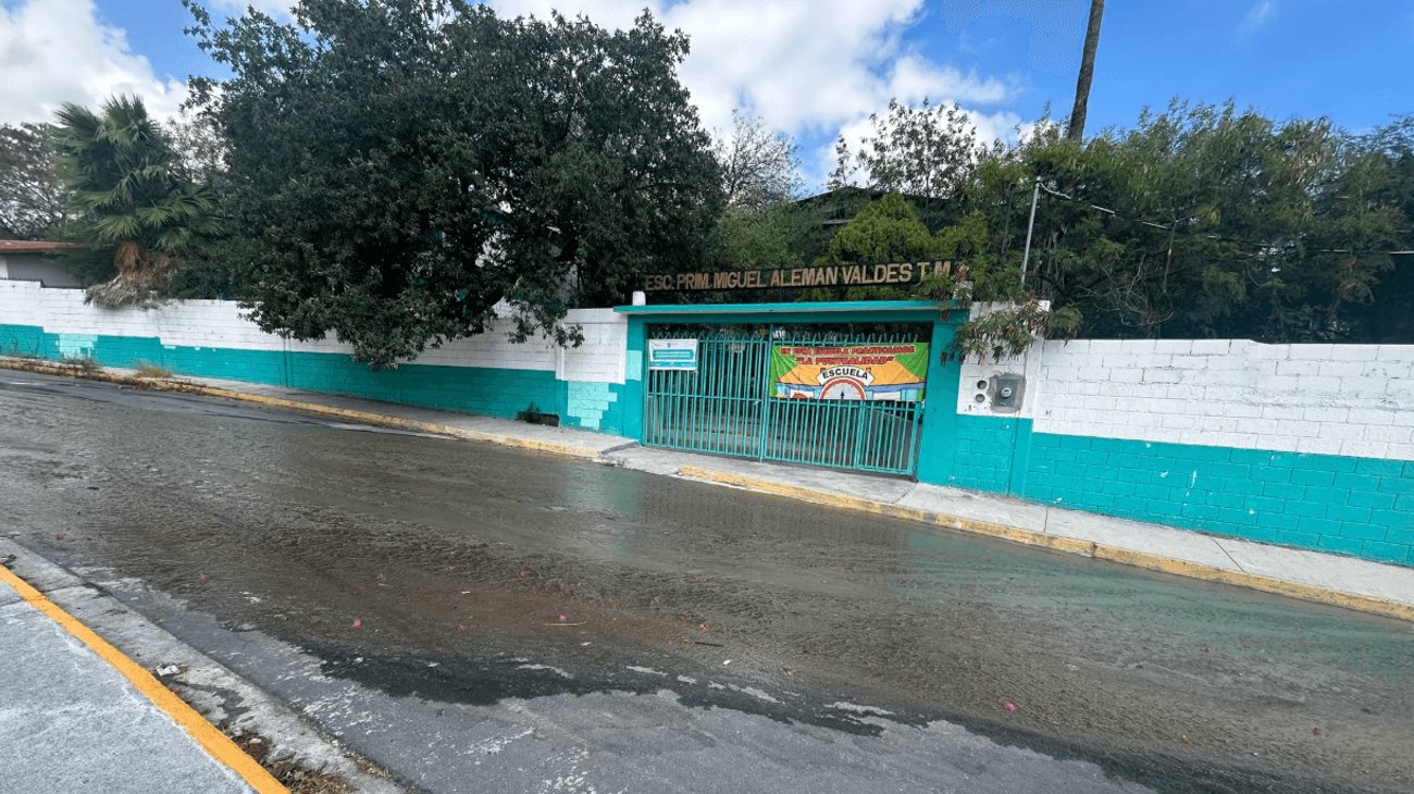 Fuga de aguas negras afecta colonia y escuela en Monterrey