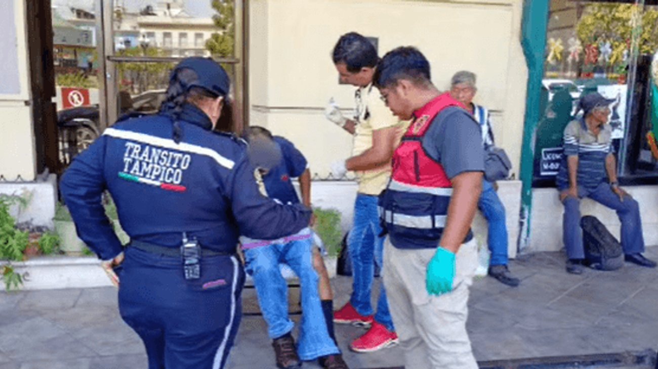 Camioneta atropella a adulto mayor en el centro de Tampico
