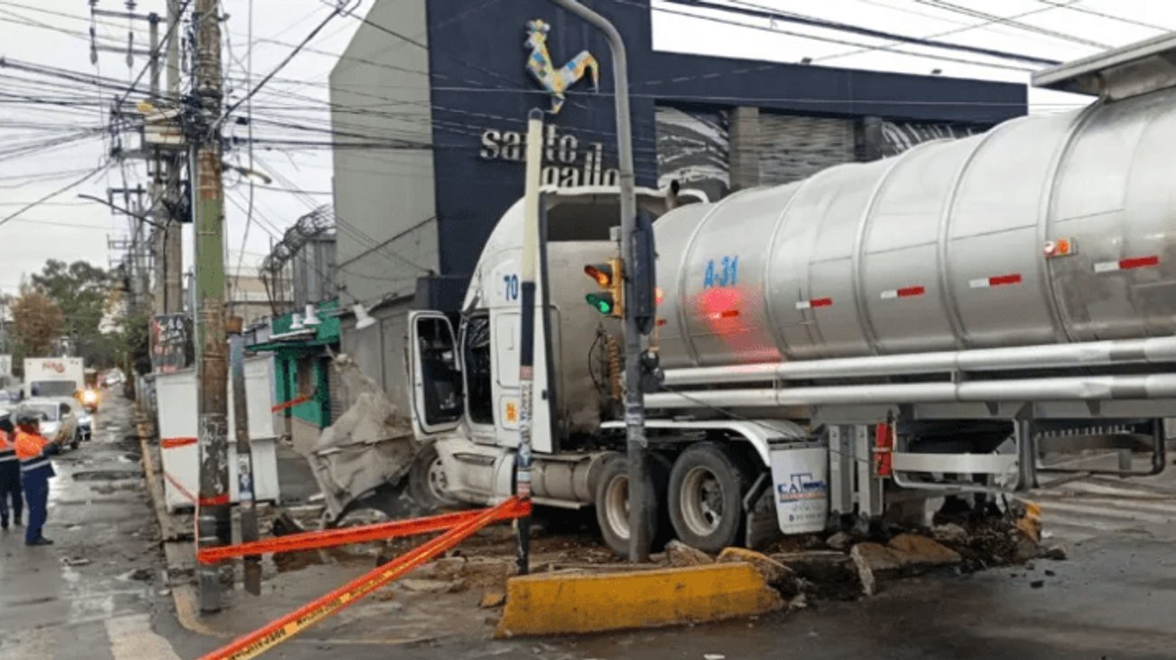 Choque de pipa contra panadería moviliza a bomberos en CDMX