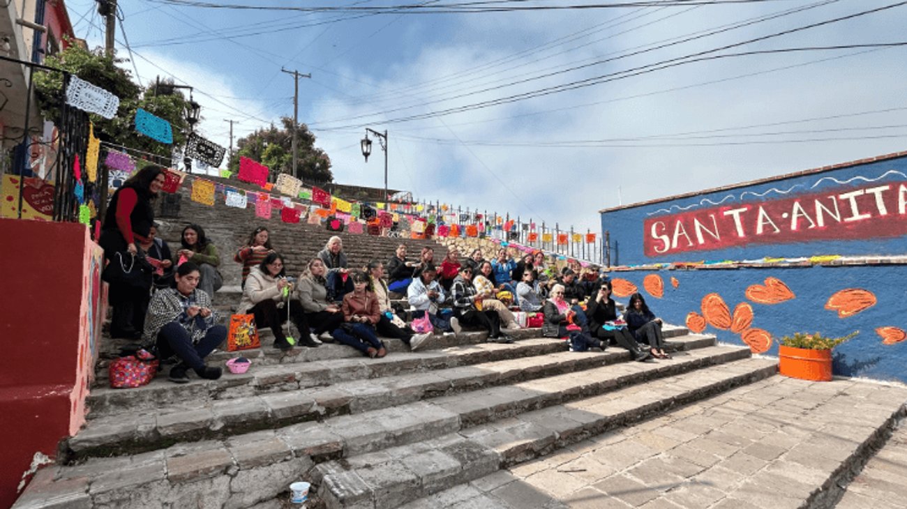 Tejen más de mil piezas para altar de Santa Anita en Saltillo