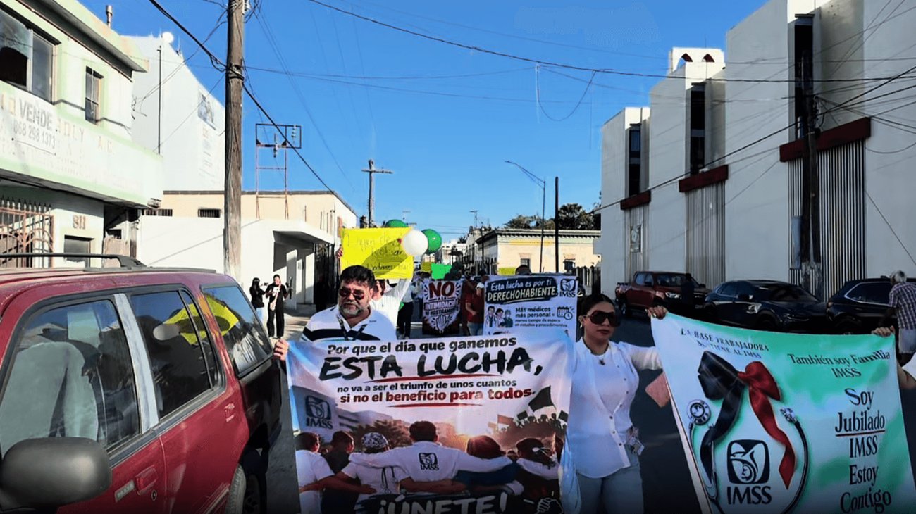 Trabajadores del IMSS marchan en Matamoros por mejores salarios