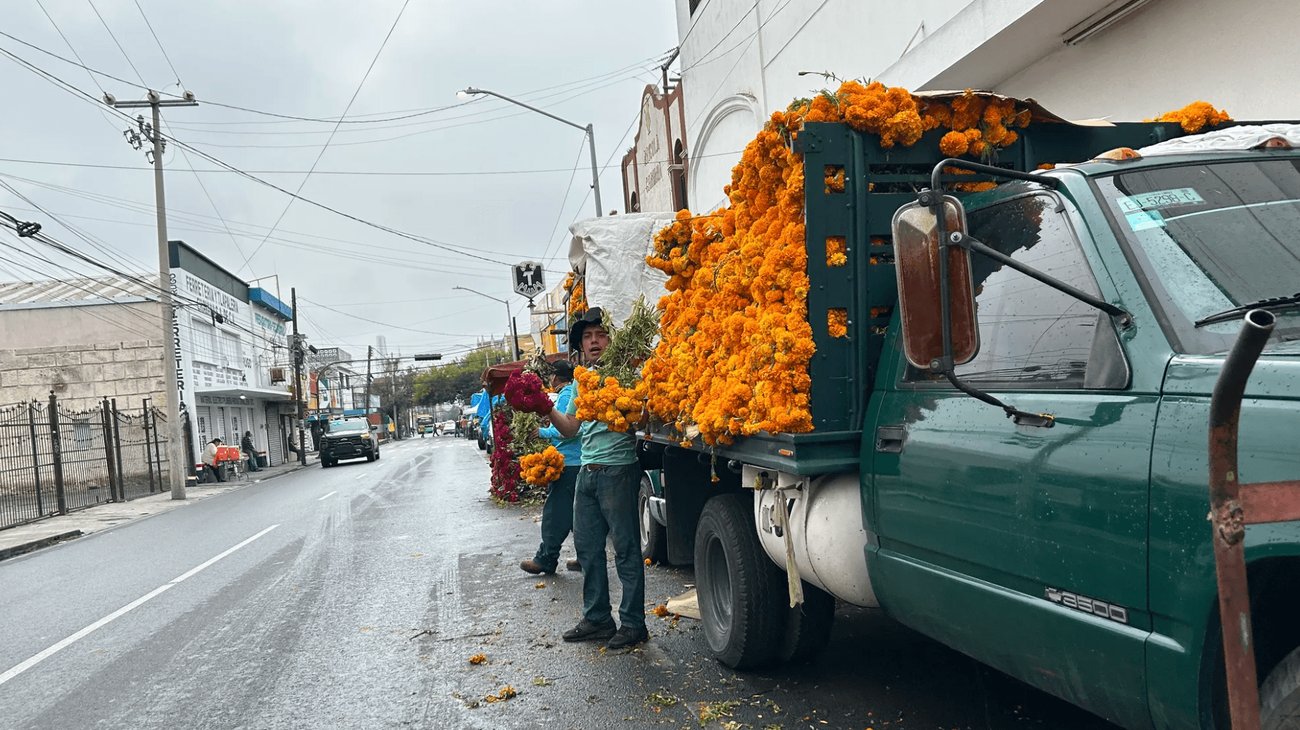 Flores de Día de Muertos llegan al centro de Monterrey