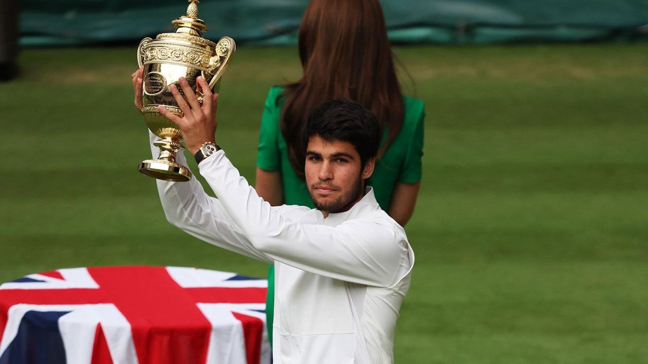 Alcaraz somete a Djokovic y triunfa en Wimbledon