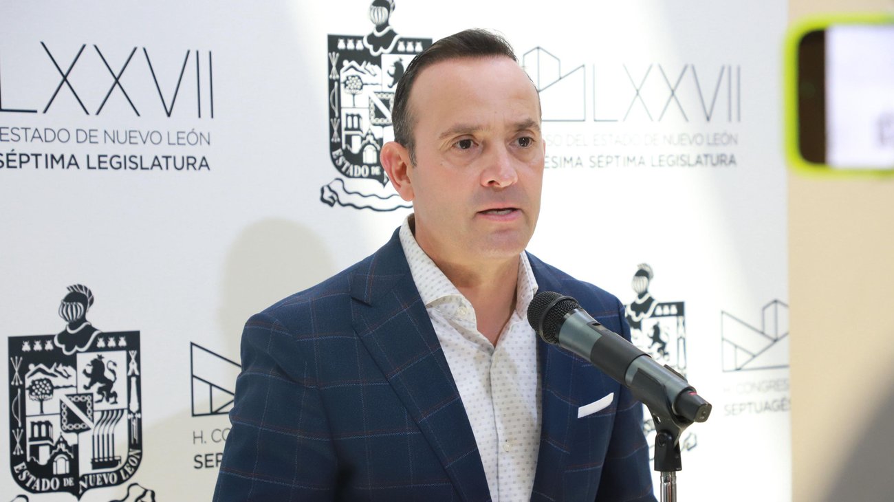 Van diputados del PAN por transporte escolar gratuito