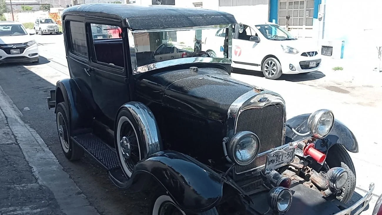 Llama la atención vehículo antiguo en las calles de Saltillo