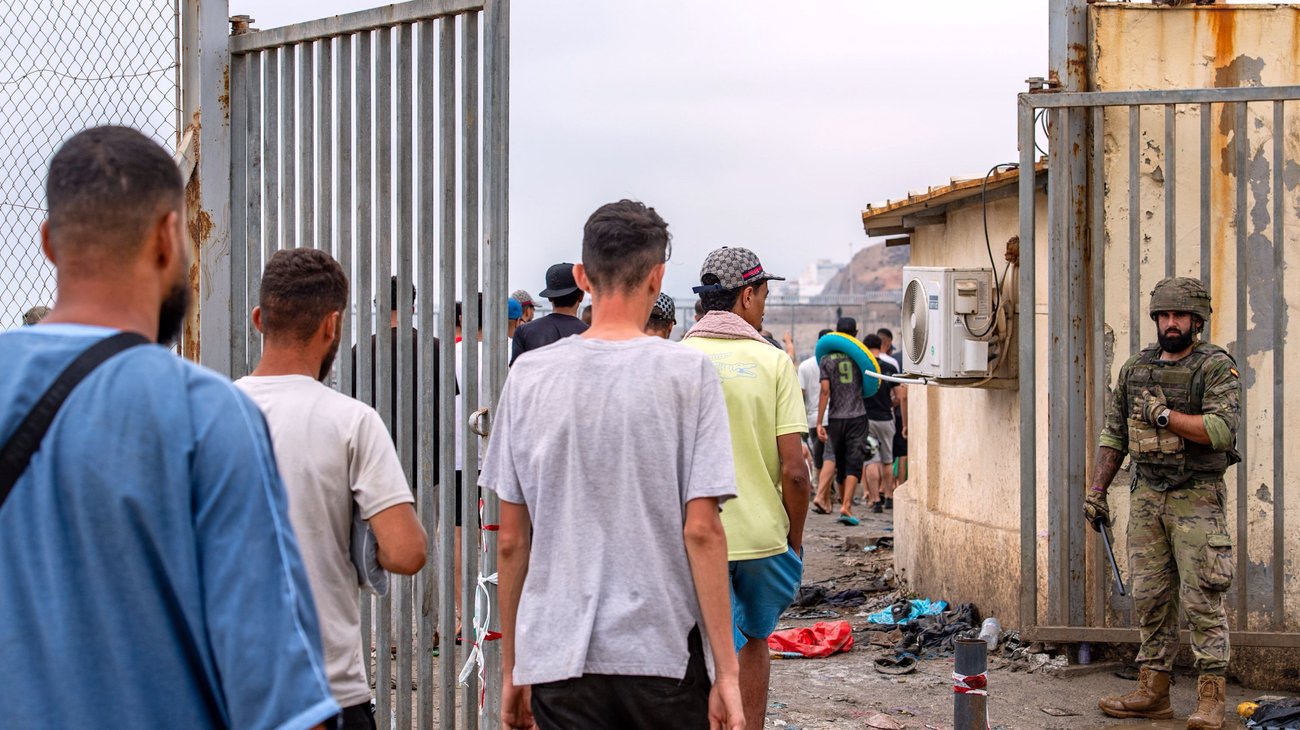 España instala barrera marítima tras crisis migratoria en Ceuta