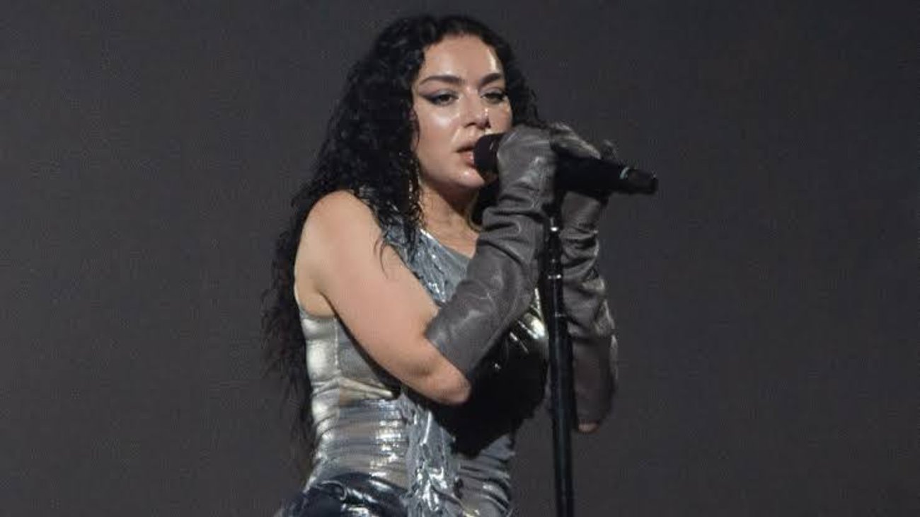 Estás son las canciones del nuevo álbum de Charli xcx