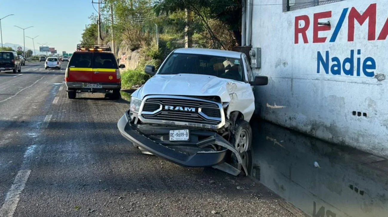 Choca camioneta con postes de luz en Carretera Nacional