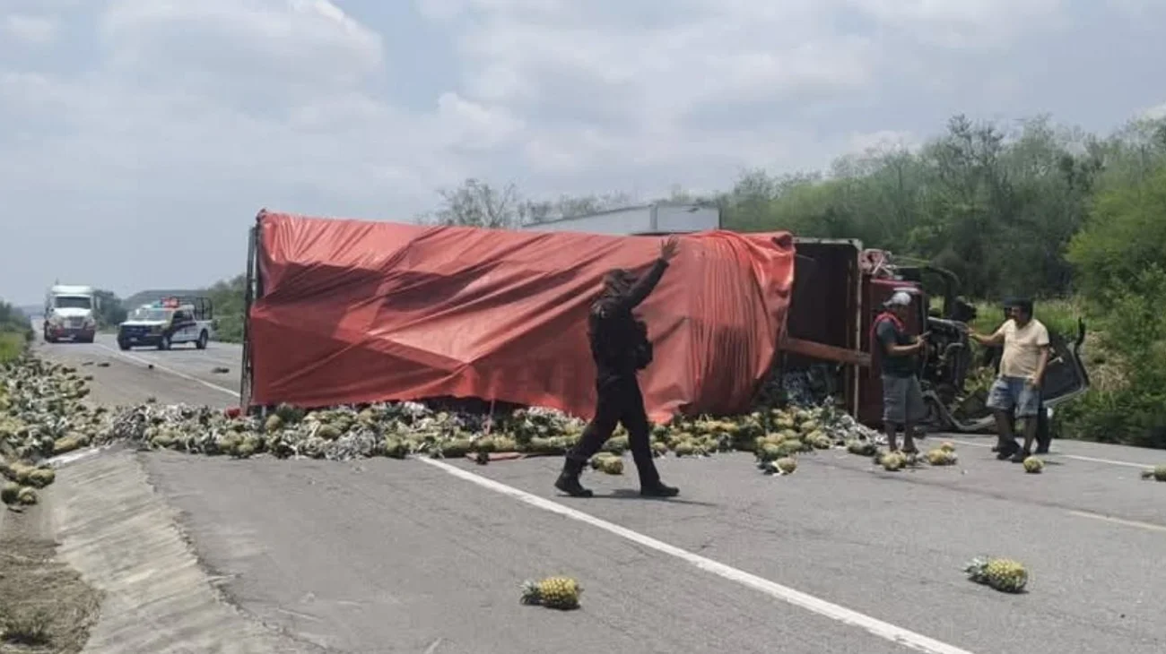 Circulación obstruida en la carretera Victoria-Monterrey