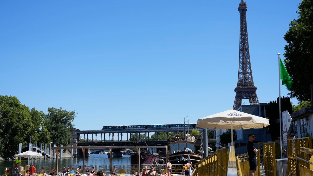 París reabre zonas de baño en el Sena ante el calor