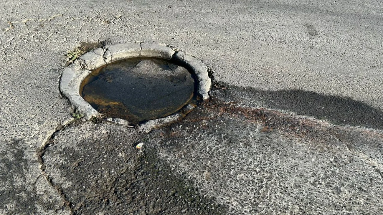 Colapsa drenaje en Carretera Nacional; deja fuga de 200 metros