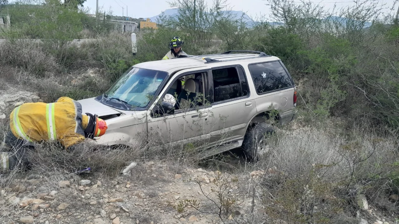 Conductor_ebrio_sale_del_camino_y_abandona_a_sus_acompanantes_3fcfa378f4