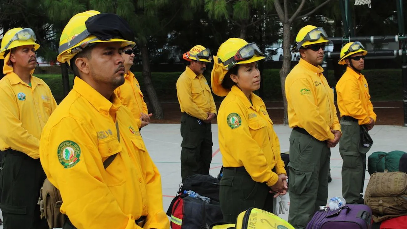 México envía tercer grupo de brigadistas a Canadá por incendios