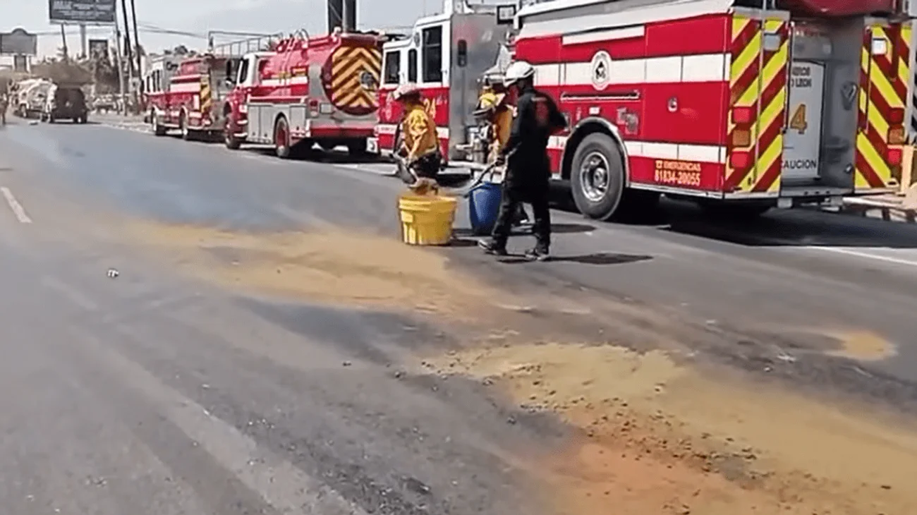 Continua cierre vial en Revolución por derrame de diésel