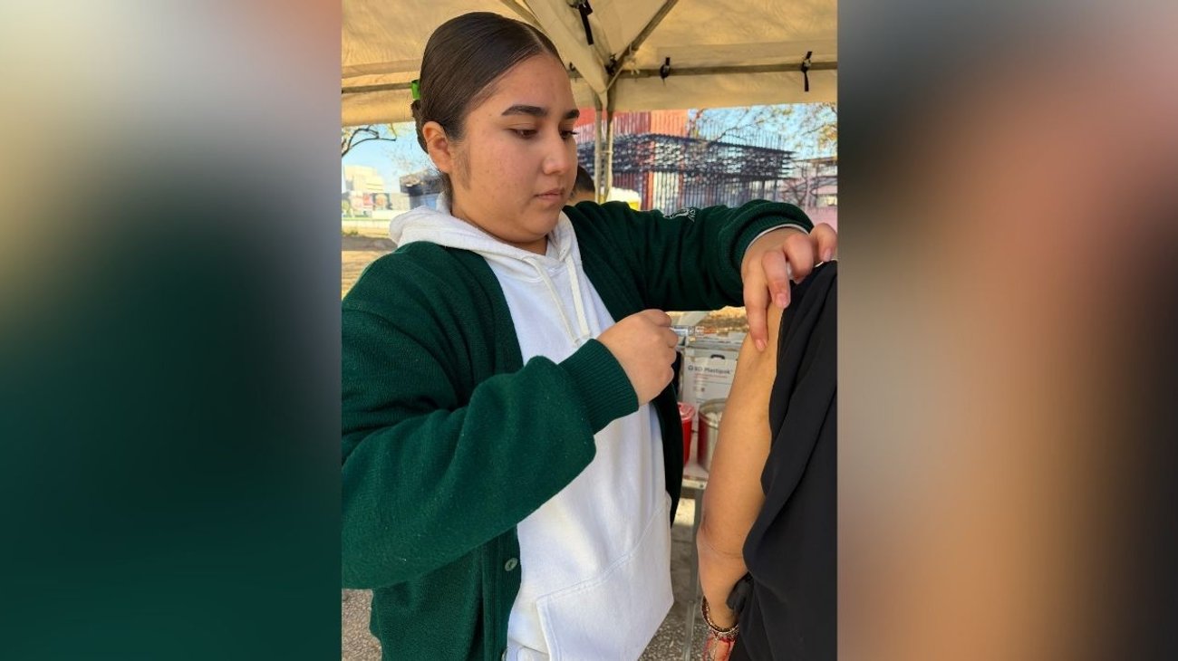 Regios abarrotan módulo de vacunación en la Macroplaza