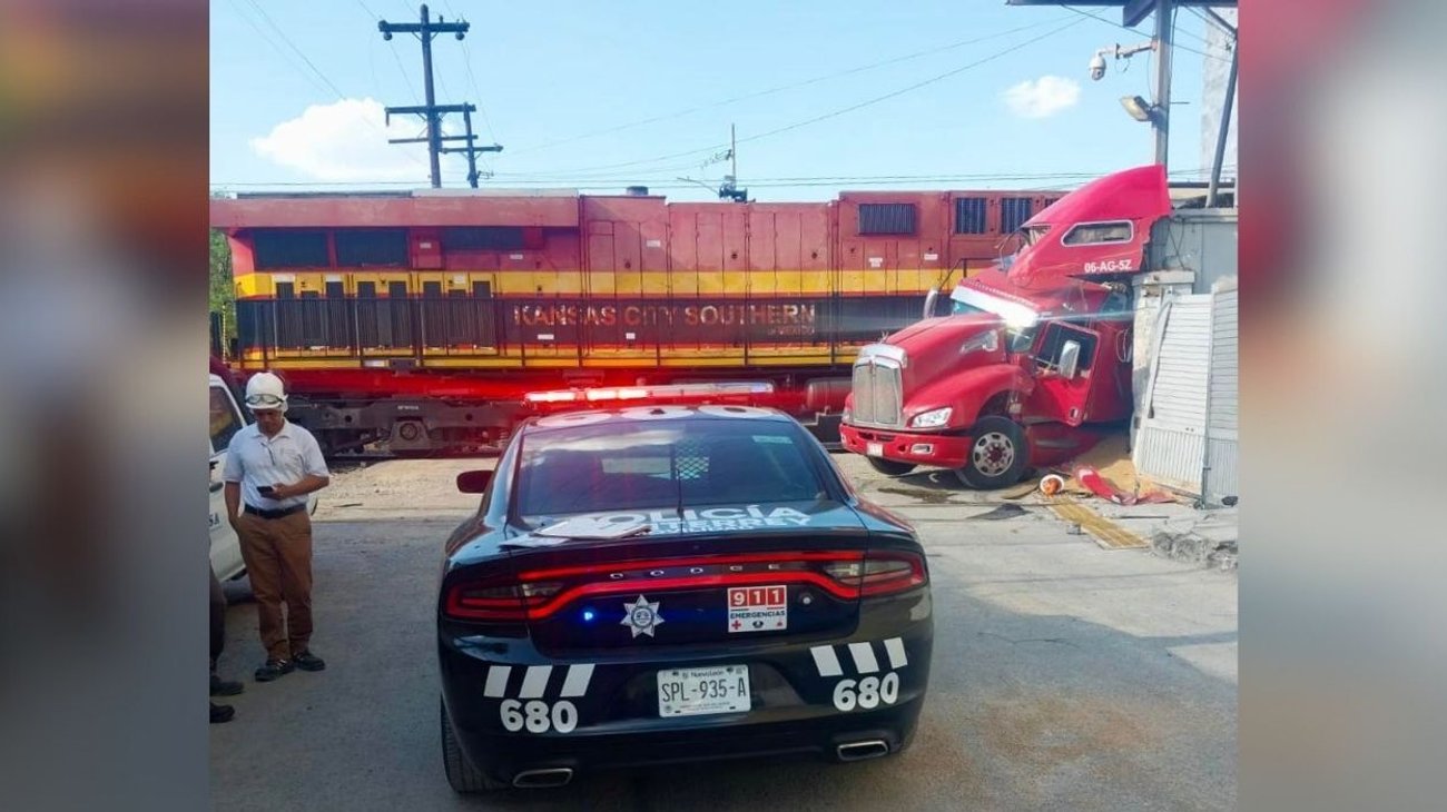 Tráiler choca contra tren en Colón; colapsa la vialidad